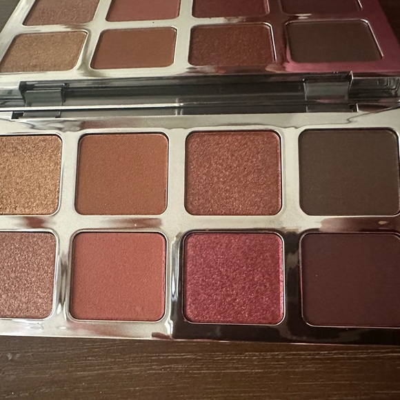 COLOR BOSS MASTER EYESHADOW
MULTI-DIMENSIONAL 8-PAN EYE COLOR PALETTE - Picture 2 of 4